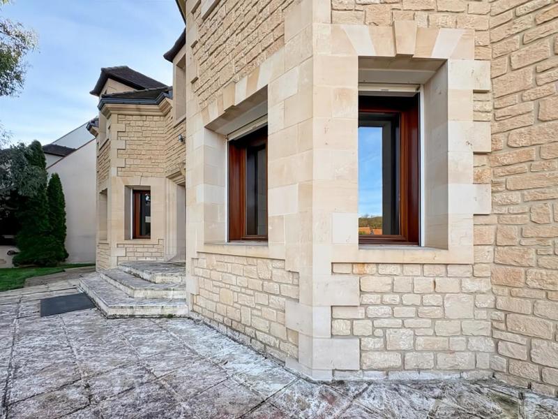 Maison - 230 m² - 10 pièces