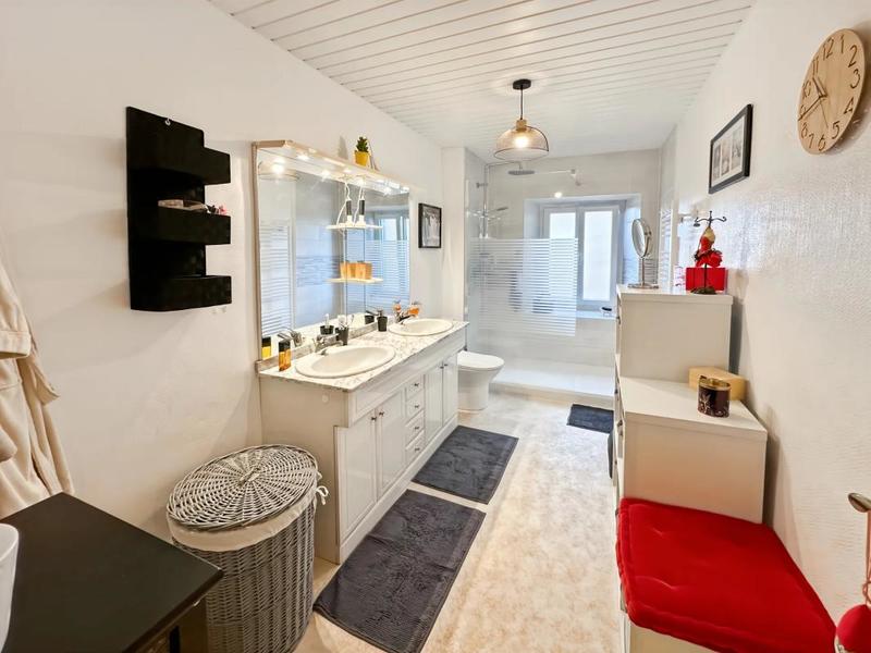 Maison - 268 m² - 9 pièces