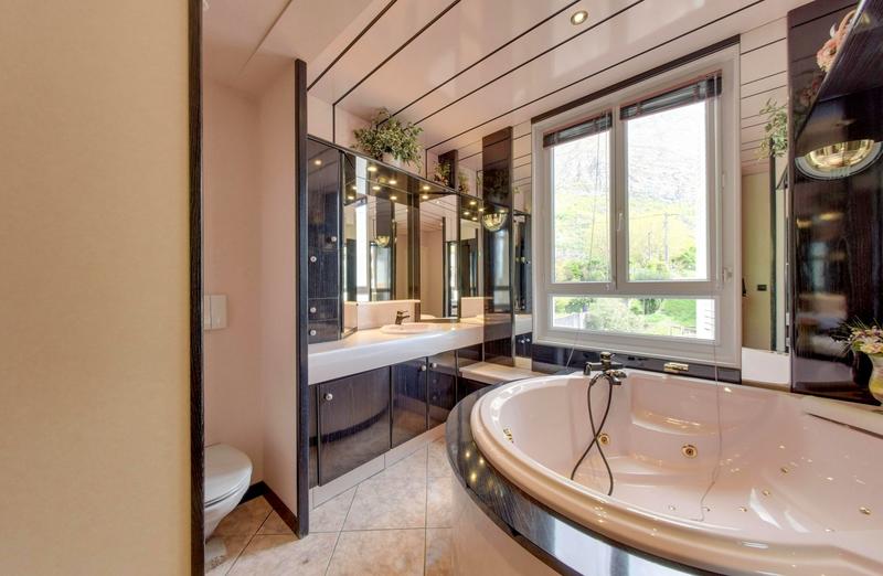 Maison - 251 m² - 6 pièces