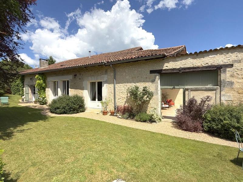 Maison - 360 m² - 8 pièces