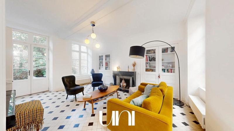 Maison - 218 m² - 8 pièces