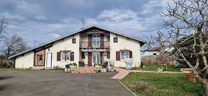 Maison - 200 m² - 8 pièces