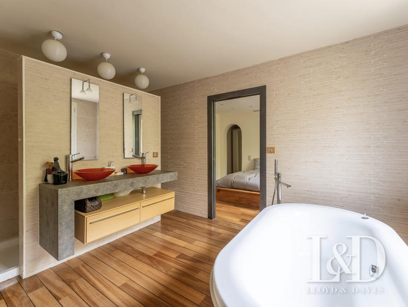 Maison contemporaine - 260 m² - 6 pièces