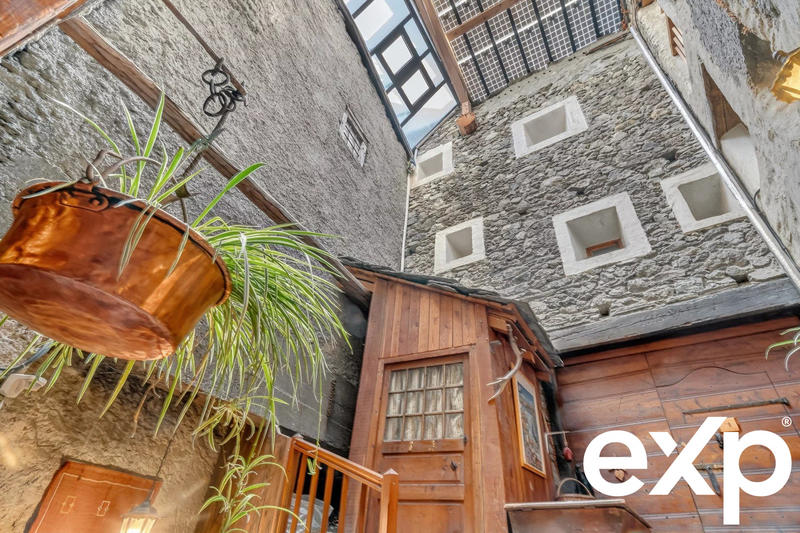 Maison - 438 m² - 12 pièces