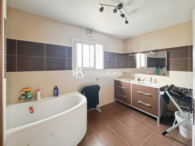 Maison - 200 m² - 8 pièces