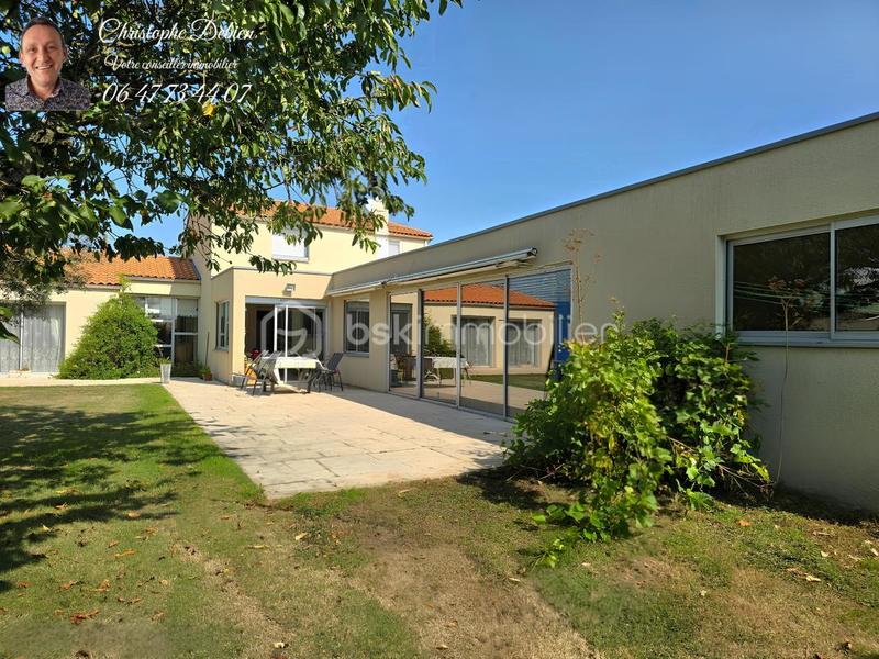 Pavillon - 211 m² - 6 pièces