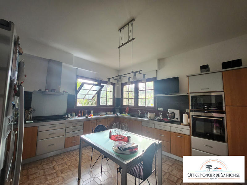 Maison traditionnelle - 185 m² - 8 pièces