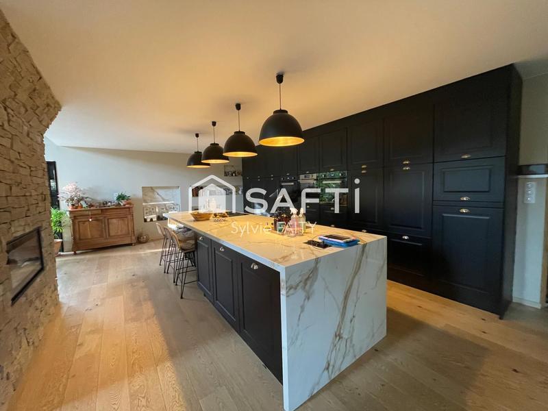 Maison - 310 m² - 8 pièces
