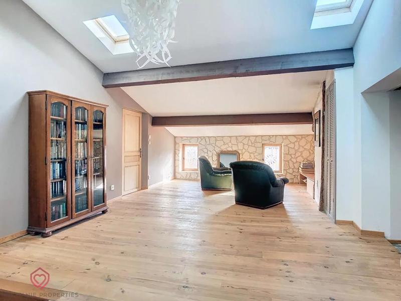 Maison de village - 238 m² - 9 pièces