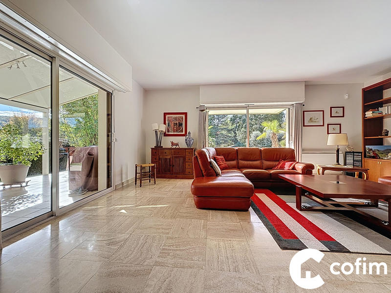 Maison - 238 m² - 7 pièces