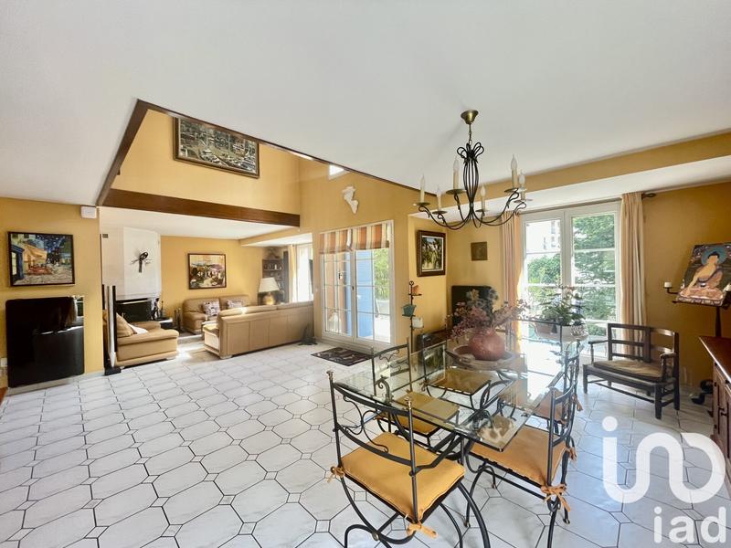 Maison - 213 m² - 8 pièces