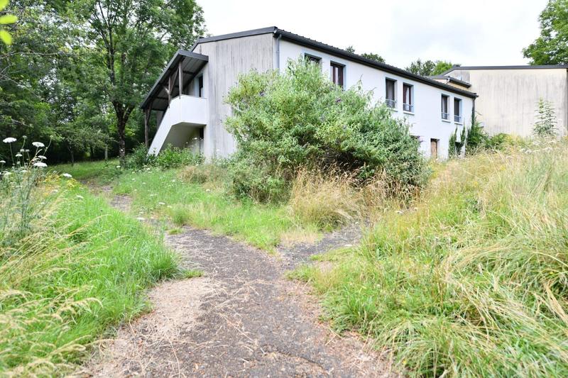 Maison - 1 500 m² - 40 pièces