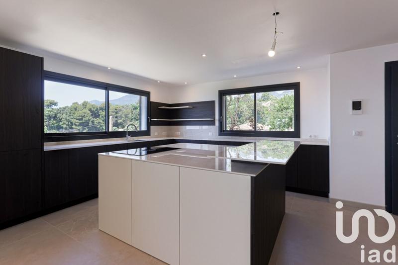 Maison - 259 m² - 5 pièces