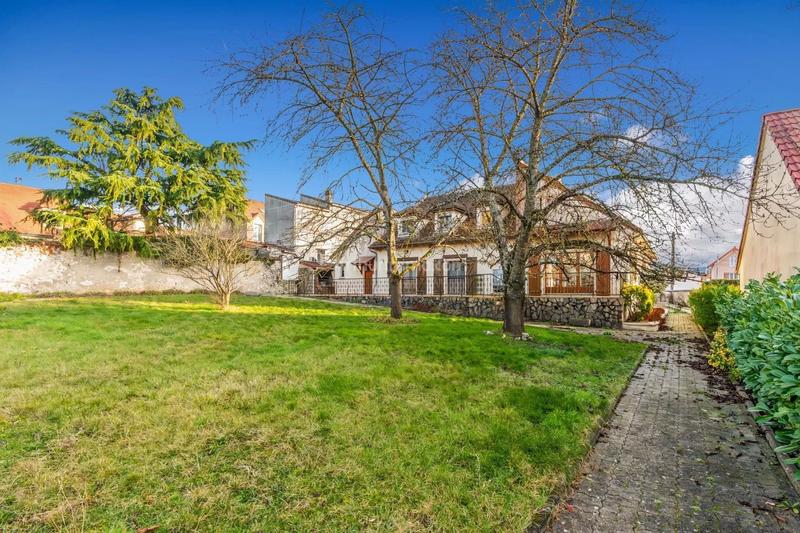 Maison - 265 m² - 9 pièces