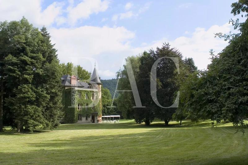 Château - 1 290 m² - 12 pièces