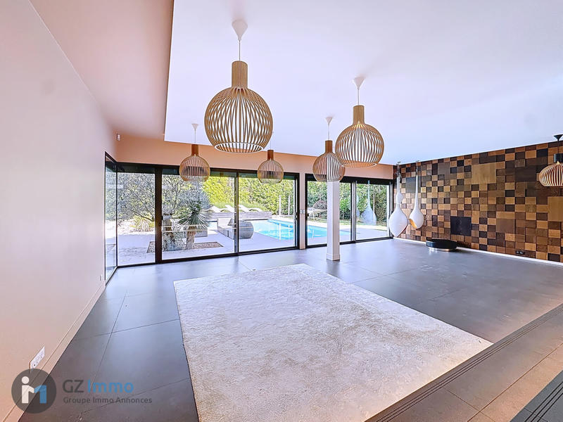 Maison - 942 m² - 9 pièces