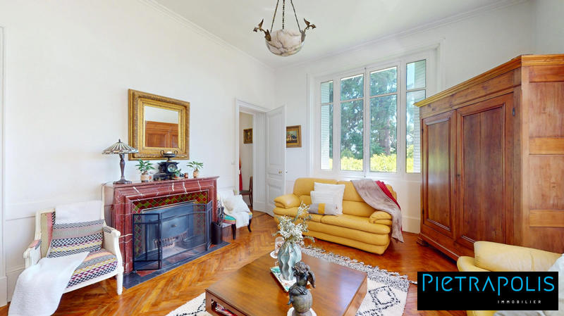 Maison - 251 m² - 9 pièces