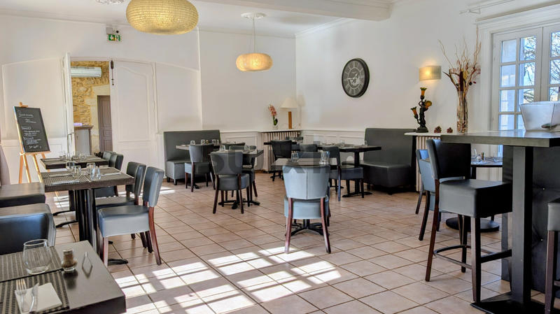 Propriété - 1 000 m² - 40 pièces