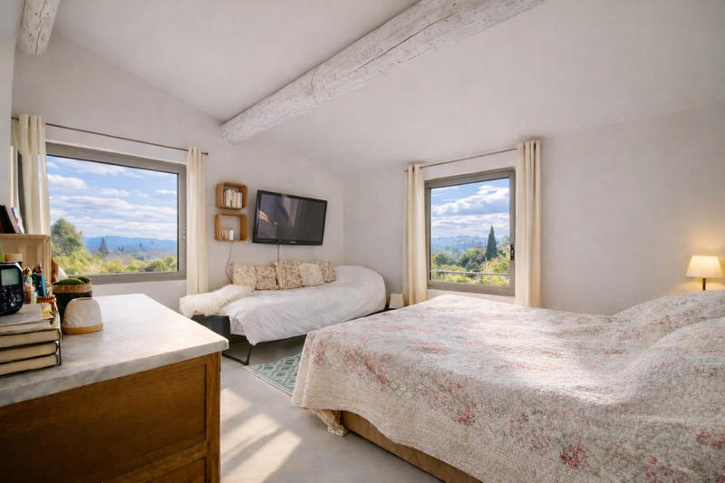 Maison - 240 m² - 5 pièces