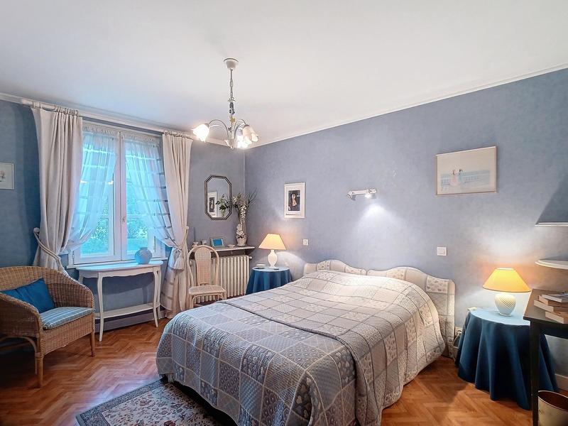 Maison - 260 m² - 11 pièces