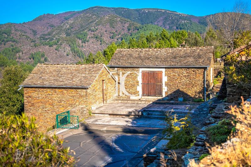 Mas - 244 m² - 13 pièces