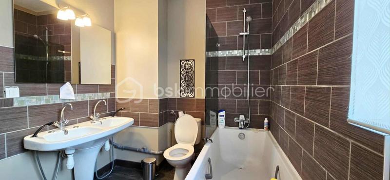 Maison - 285 m² - 9 pièces