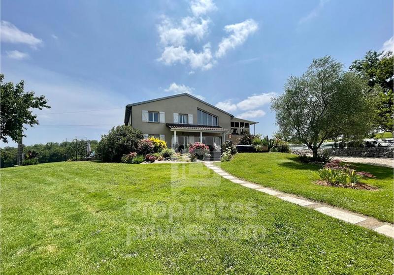 Maison - 210 m² - 7 pièces