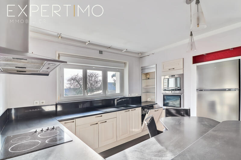 Maison - 220 m² - 8 pièces