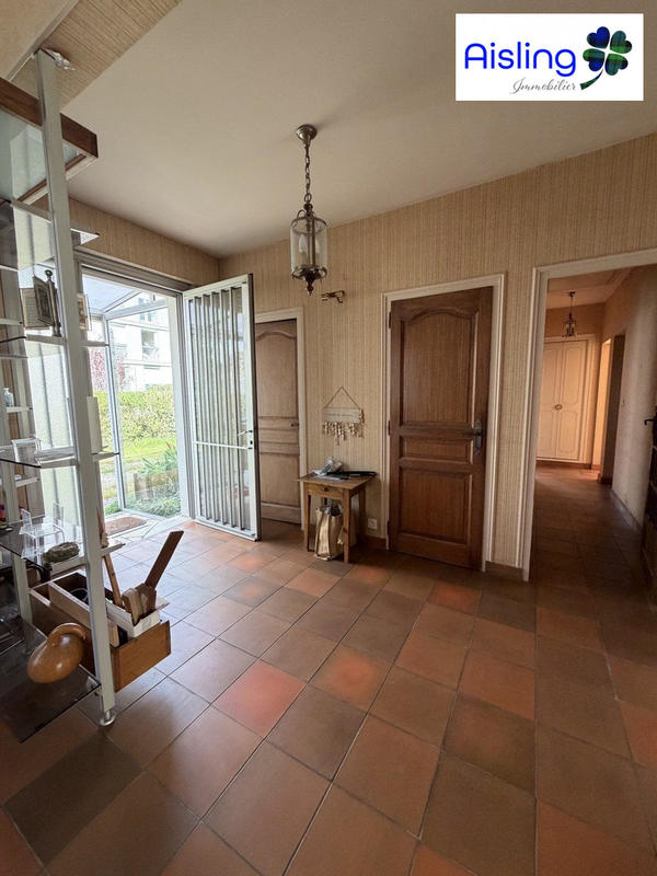 Villa - 235 m² - 10 pièces