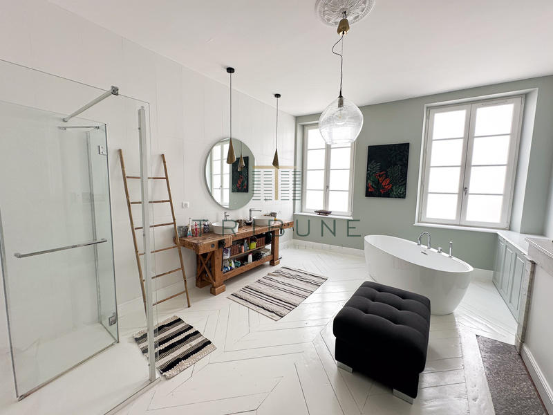 Maison - 275 m² - 6 pièces