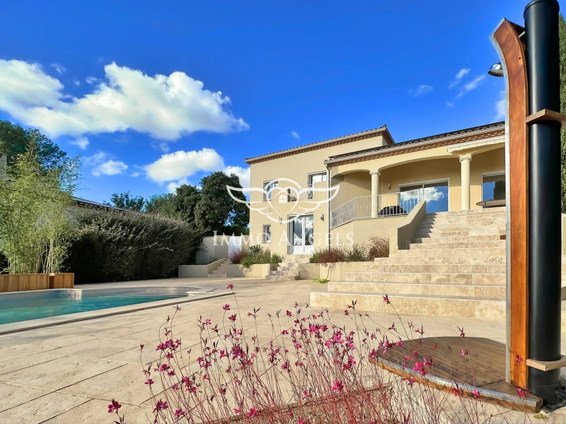 Maison traditionnelle - 240 m² - 8 pièces