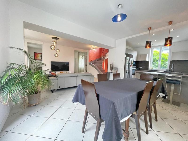 Maison - 238 m² - 8 pièces