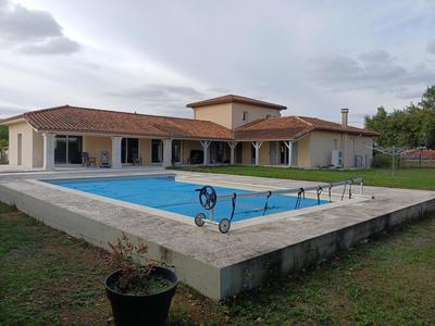 Maison - 234 m² - 7 pièces