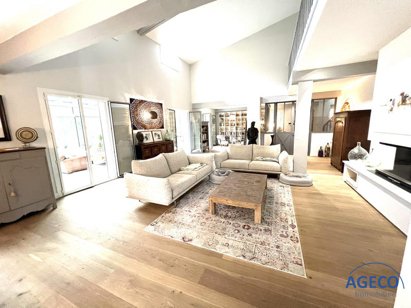 Villa - 348 m² - 6 pièces