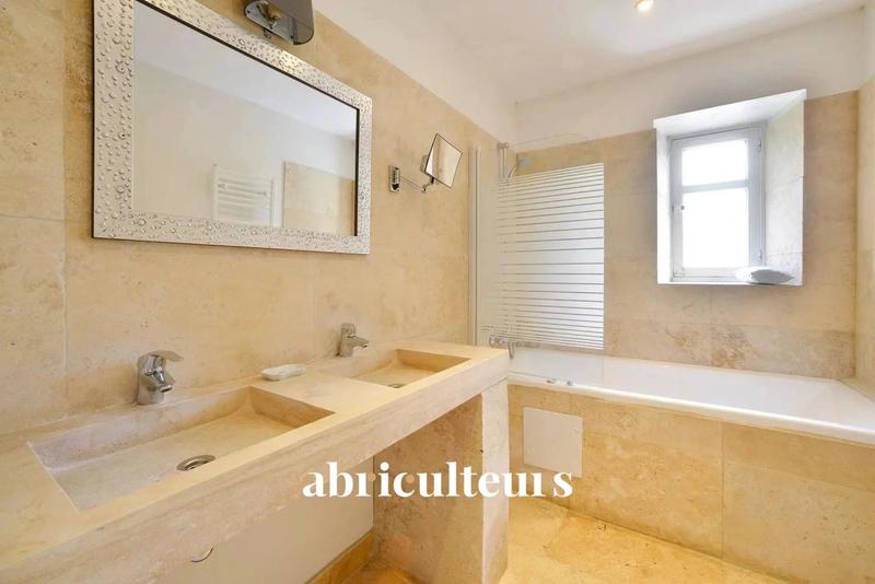 Maison ancienne - 1 000 m² - 16 pièces