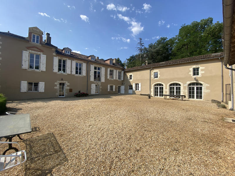 Propriété - 1 200 m² - 20 pièces