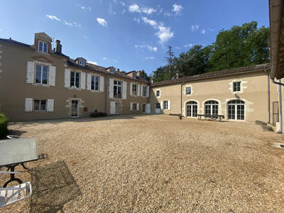 Propriété - 1 200 m² - 20 pièces