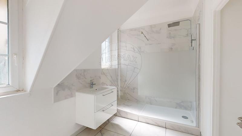 Maison - 233 m² - 8 pièces