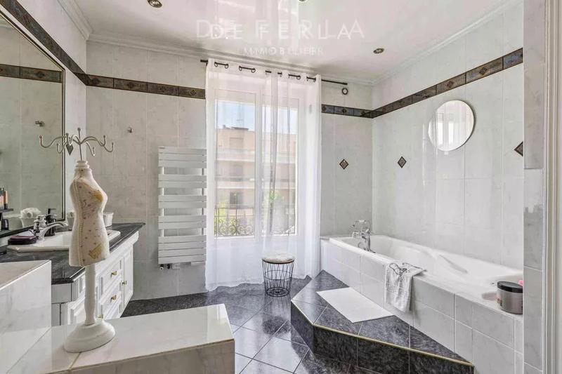 Demeure - 295 m² - 10 pièces