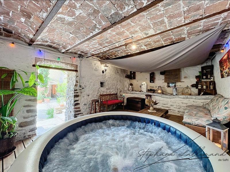 Maison - 299 m² - 11 pièces