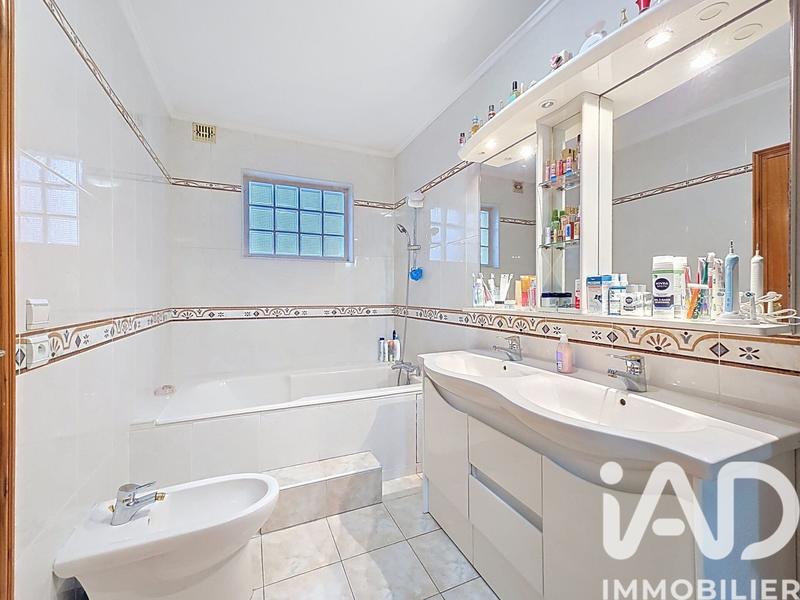 Maison - 213 m² - 8 pièces