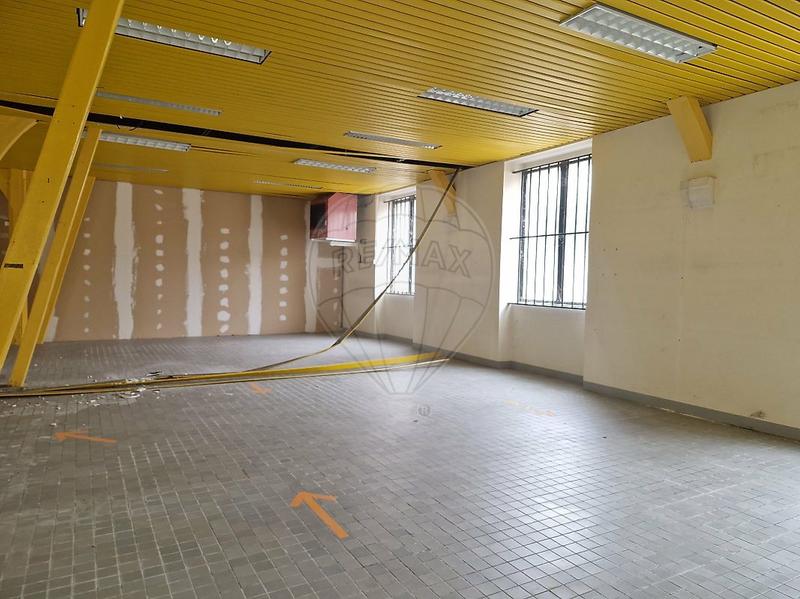 Local commercial - 110 m² - 4 pièces