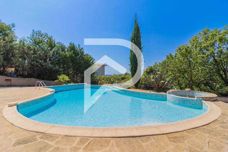 Maison - 380 m² - 10 pièces