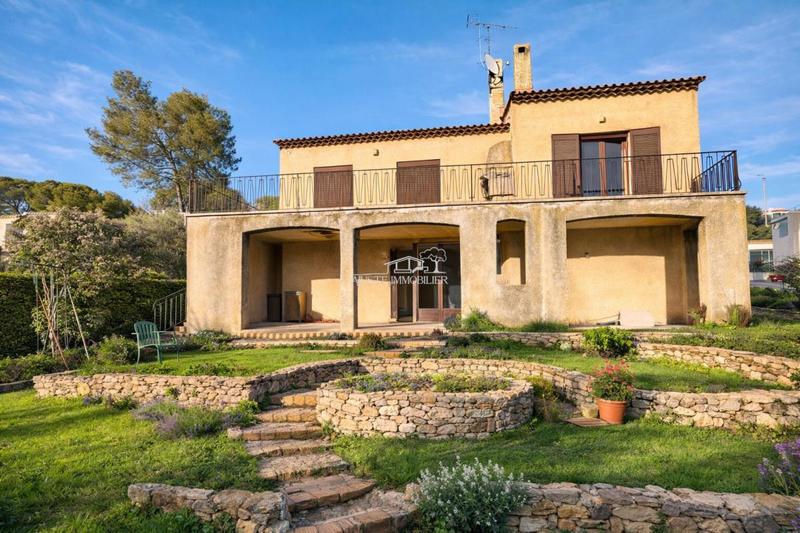 Maison - 260 m² - 5 pièces