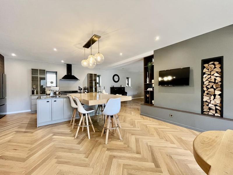 Maison - 341 m² - 8 pièces