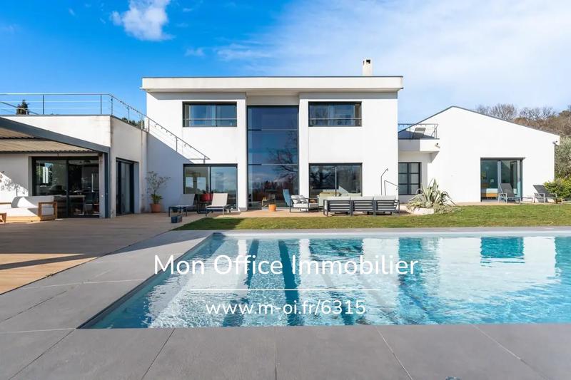 Propriété - 250 m² - 7 pièces