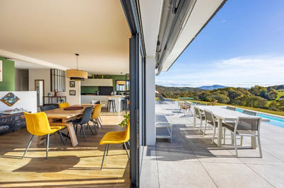 Maison - 198 m² - 8 pièces