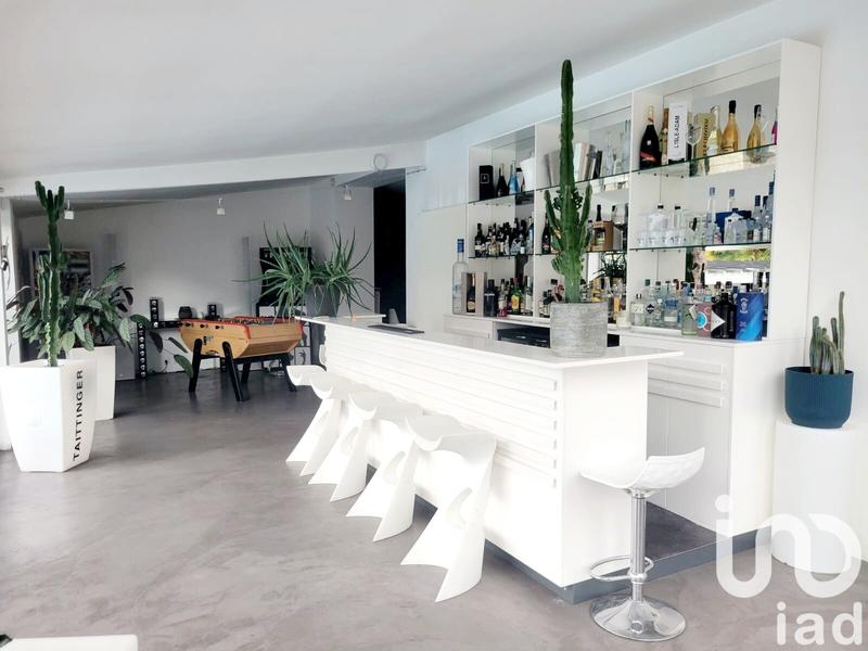 Maison - 330 m² - 8 pièces