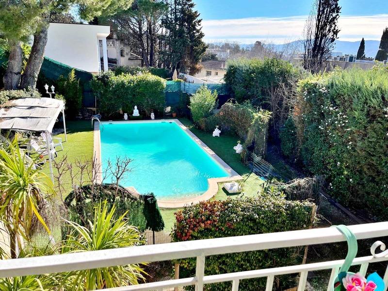 Maison - 273 m² - 9 pièces