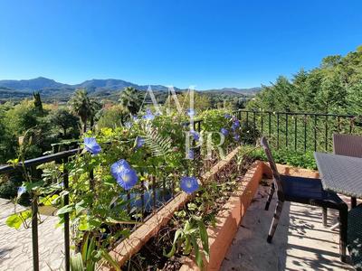 Villa - 300 m² - 7 pièces